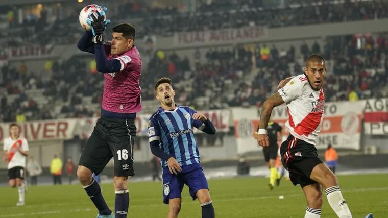 Recién incorporado al club Atlético Tucumán, Carlos Lampe fue la figura del partido.