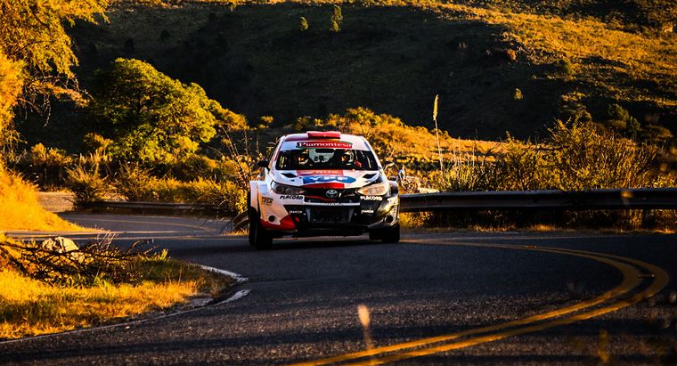 Villagra/Villagra y el Yaris en el asfalto del Día de la Bandera".