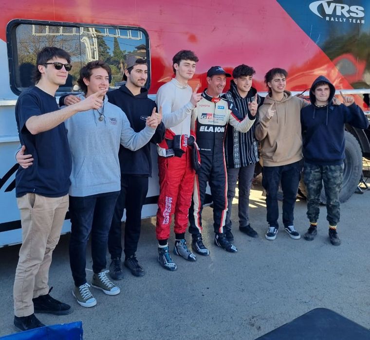 Federico Villagra, su hijo y navegante festejando la victoria.