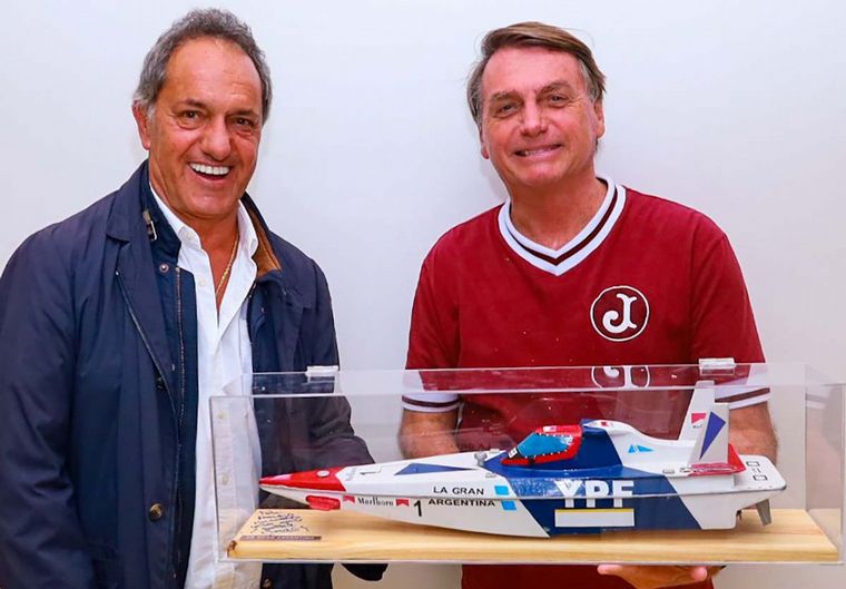 FOTO: Scioli le regaló a Bolsonaro una réplica de la lancha con que fue campeón mundial. 
