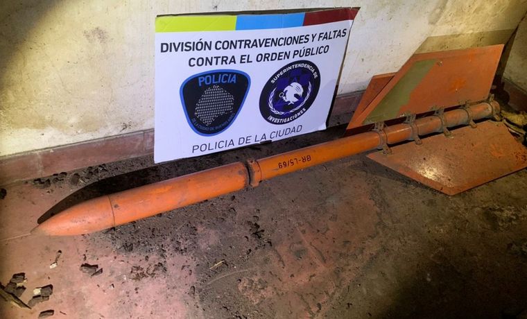 FOTO: El cohete hallado en la vivienda de Tres de Febrero