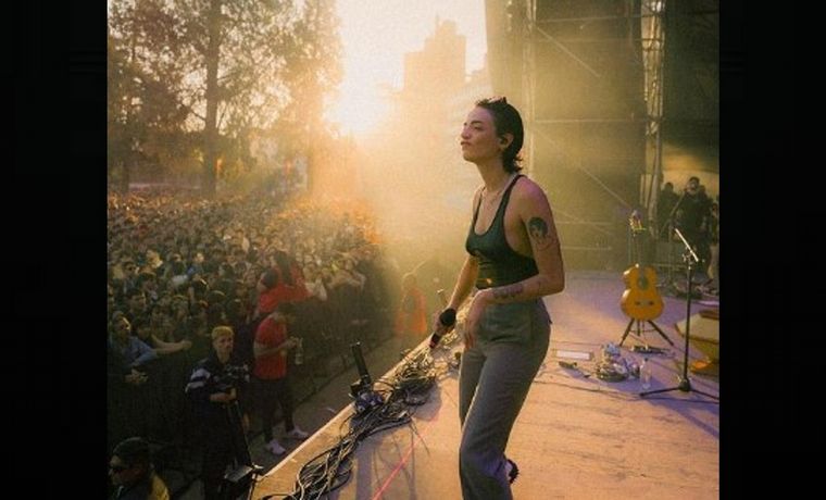 Zoe Gotusso cantando en su Córdoba natal (@zoegotusso).