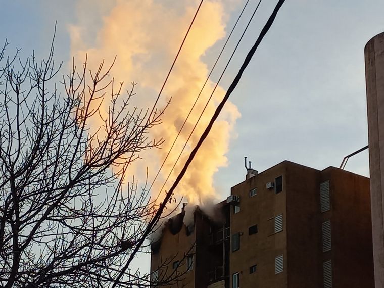 FOTO: Se incendió un departamento en el Fonavi: evacuaron a todos los vecinos.