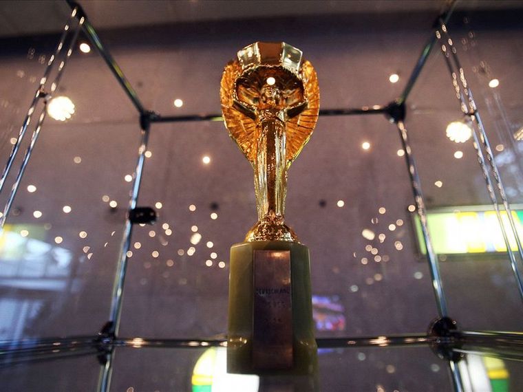 Los dos trofeos de los mundiales.