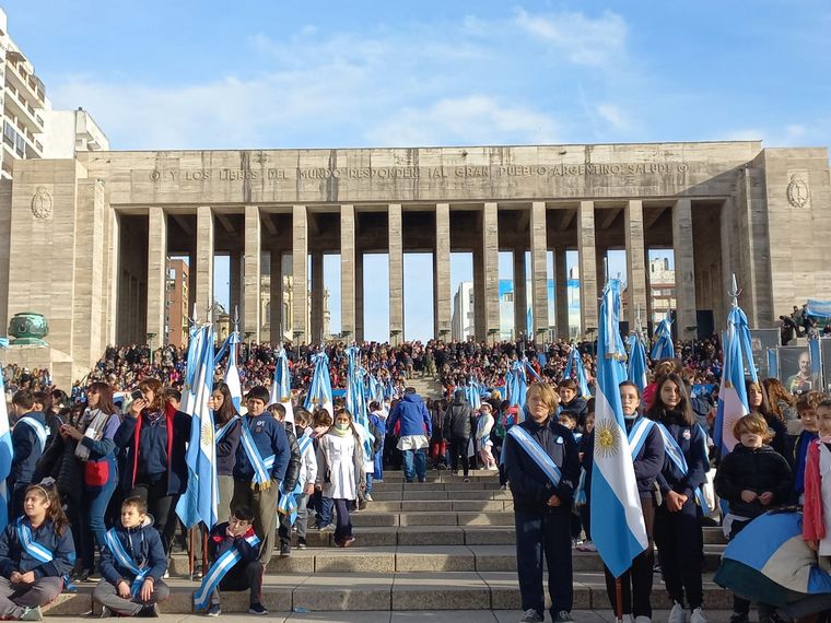 Niños de todo el país estuvieron en el Monumento a la Bandera