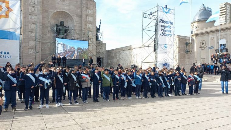 Niños de todo el país estuvieron en el Monumento a la Bandera