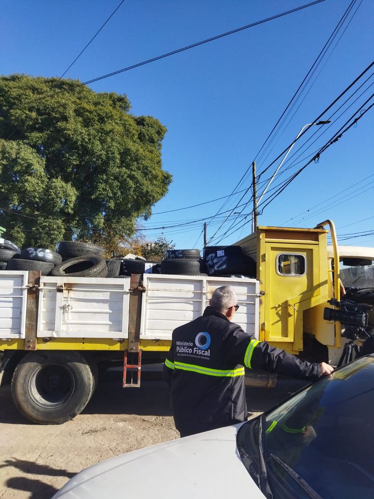 Secuestro de cubiertas en una gomería de avenida Don Bosco, en Córdoba.