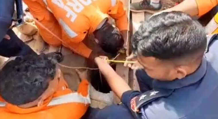 Intentan rescatar a un niño sordomudo que cayó a un pozo de 26 metros de profundidad.