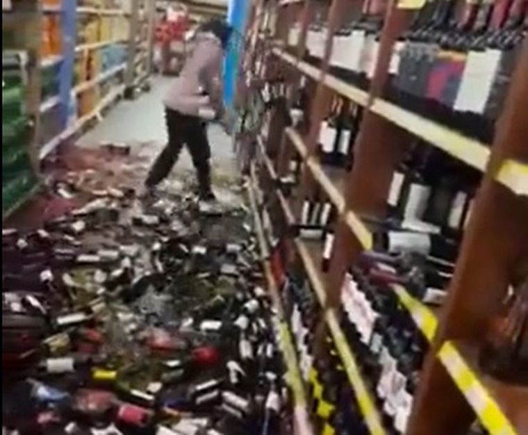 La despidieron de un super y destruyó la góndola de vinos (Foto: Captura de video)