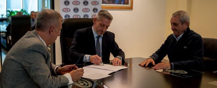 Hugo Mazzacane y el Gobernador de Chubut, Mariano Arcioni sellaron el acuerdo.