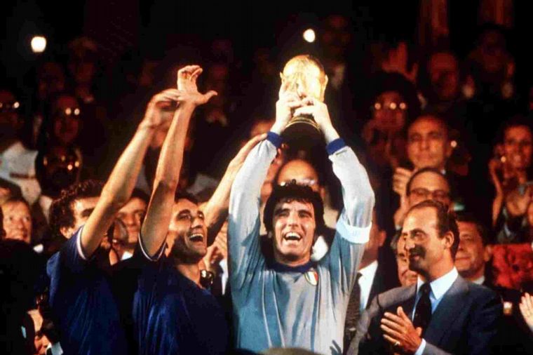 FOTO: Dino Zoff, el campeón más veterano de los mundiales.