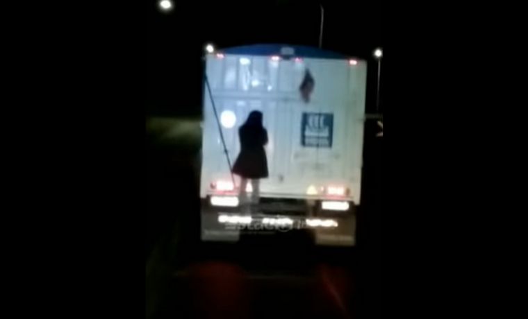 ¿Es un fantasma? Misterio por una mujer colgada en un camión (FOTO: Captura de video)