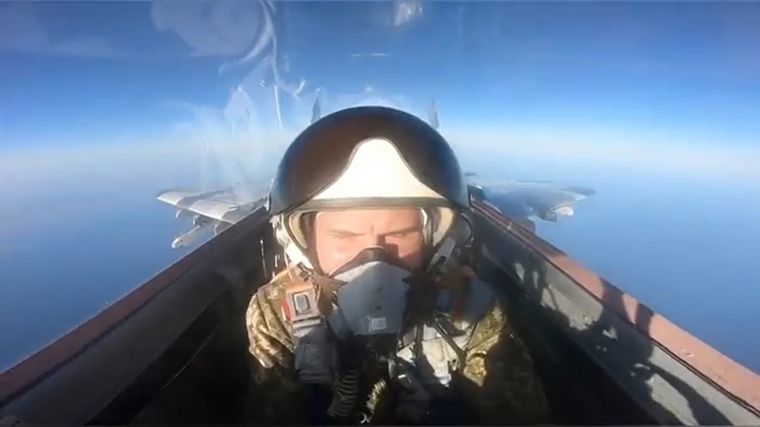 FOTO: Video: pilotos ucranianos escapan de los misiles rusos