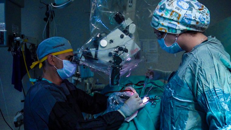 FOTO: Cirugía de colocación de implante coclear con tecnología microscópica en Hosp. Priv.