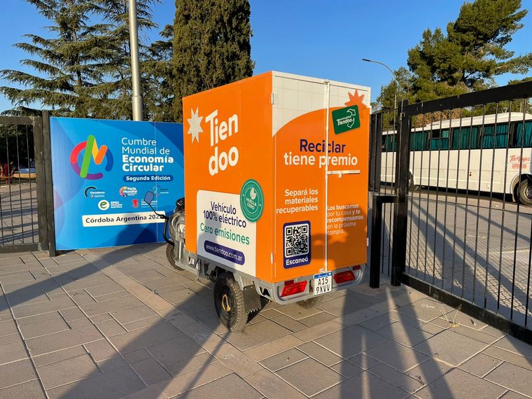 Tiendoo saca a la calle su primer vehículo eléctrico.