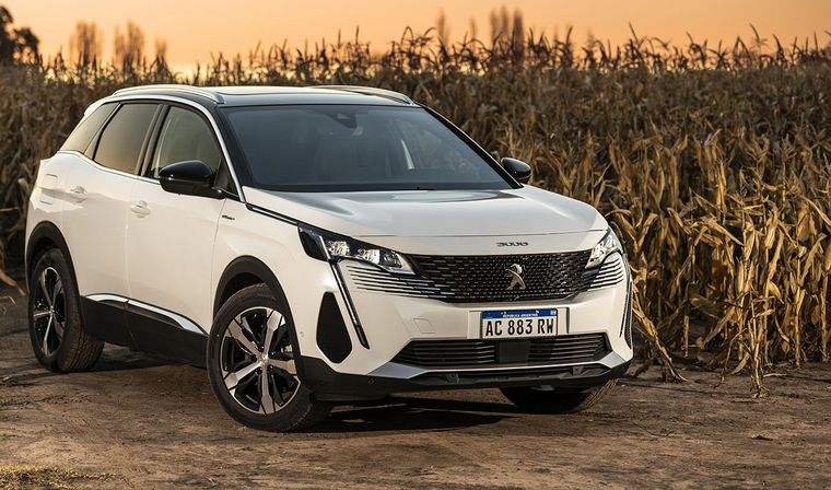El SUV PEUGEOT 3008 HYBRID4 ofrece potencia y tracción integral