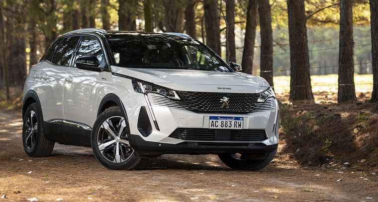 El modo HYBRID utiliza tanto el motor a combustión como los eléctricos.