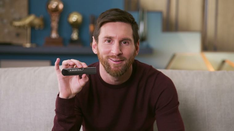 FOTO: Messi donó un innovador artefacto que ayuda a personas ciegas