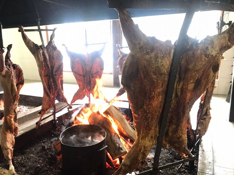 Así se prepara el auténtico cordero fueguino