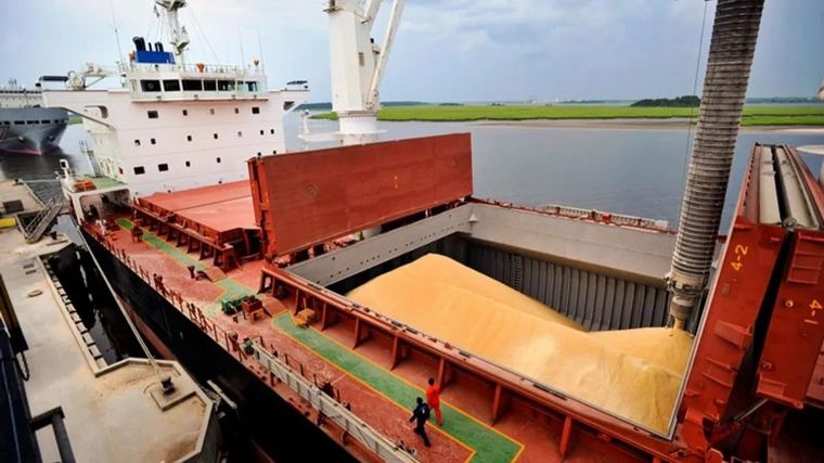 FOTO: La mejora del nivel del Paraná permite que se carguen más cereales en los barcos.
