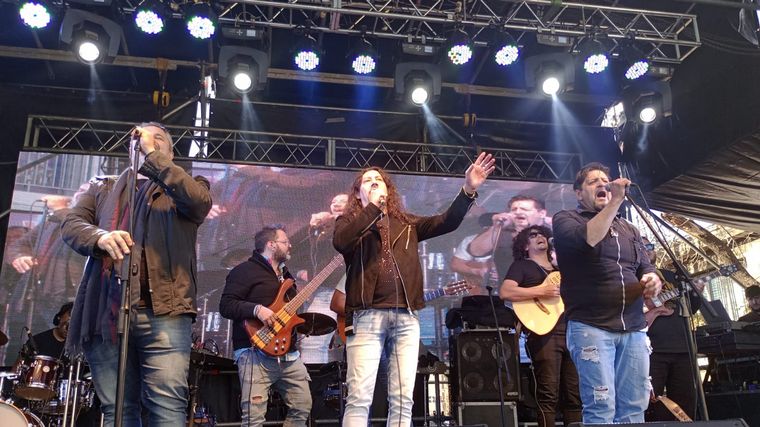 Los Nombradores del Alba, cantando este viernes feriado en Córdoba.