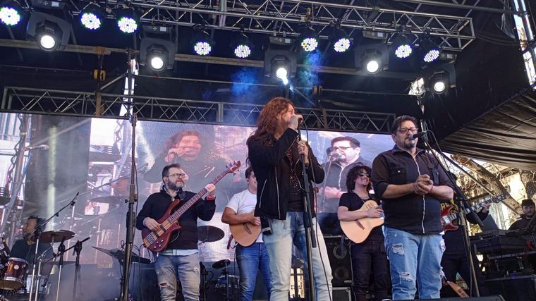 FOTO: Los Nombradores del Alba, cantando este viernes feriado en Córdoba.
