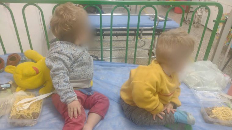FOTO: Los menores fueron trasladados a un hospital para su revisión.