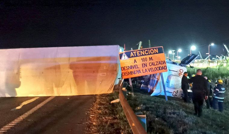 AUDIO: Una persona murió al despistar y volcar un camión en Buenos Aires