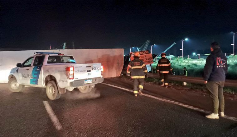 Una persona murió al despistar y volcar un camión en Buenos Aires.