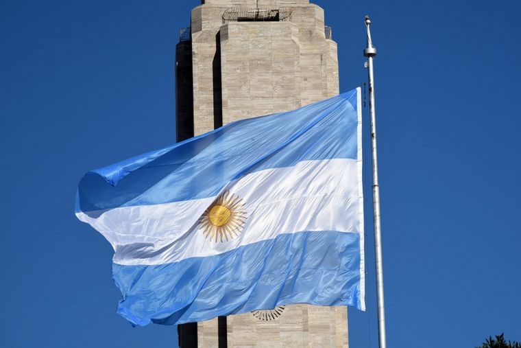 FOTO: La bandera argentina roza el cielo en el inicio de los festejos patrios