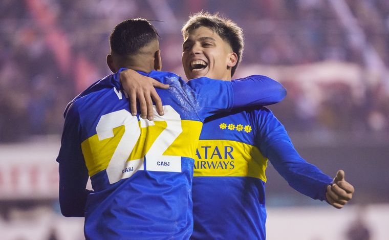 Exequiel Zeballos festeja el tercer gol que selló el triunfo