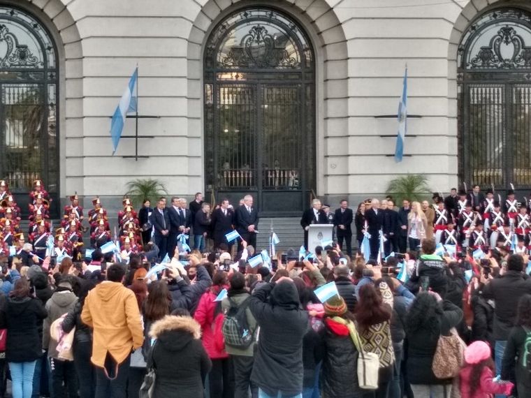 FOTO: El presidente Alberto Fernández encabeza el acto por el día de la Bandera en el CCK