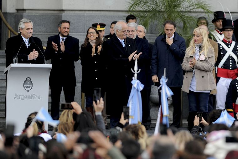 El presidente Alberto Fernández encabeza el acto por el día de la Bandera en el CCK
