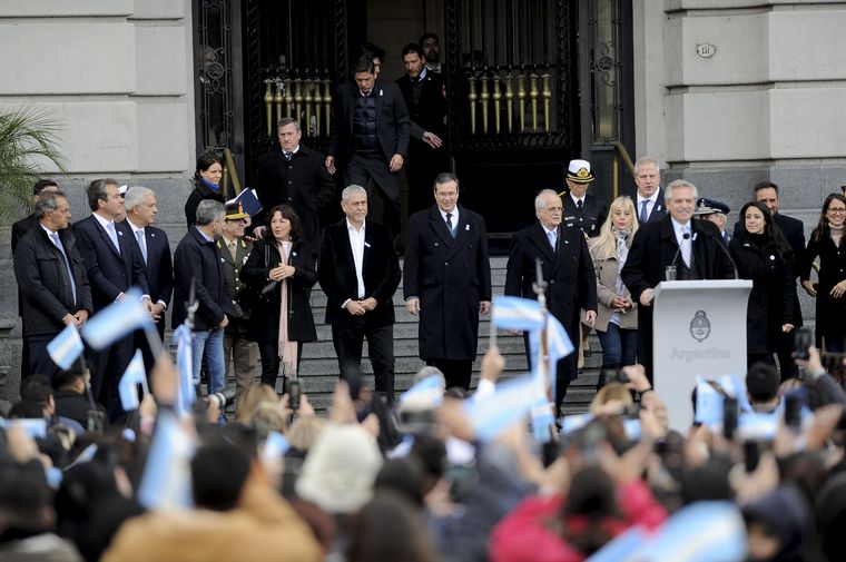 FOTO: Alberto y CFK celebrarán el Día de la Bandera por separado