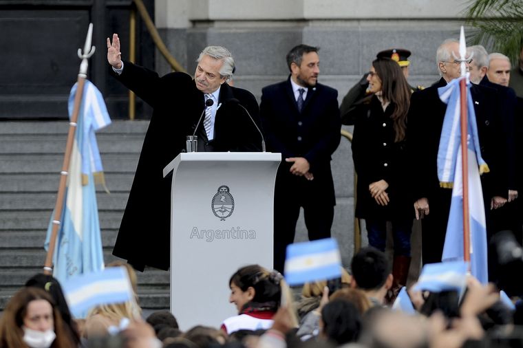 El presidente Alberto Fernández encabeza el acto por el día de la Bandera en el CCK