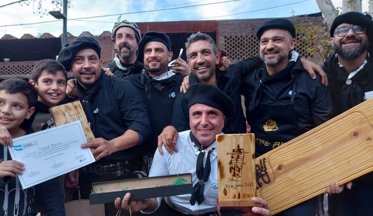 Los ganadores del concurso de asadores a la estaca en el Parque a la Bandera. 