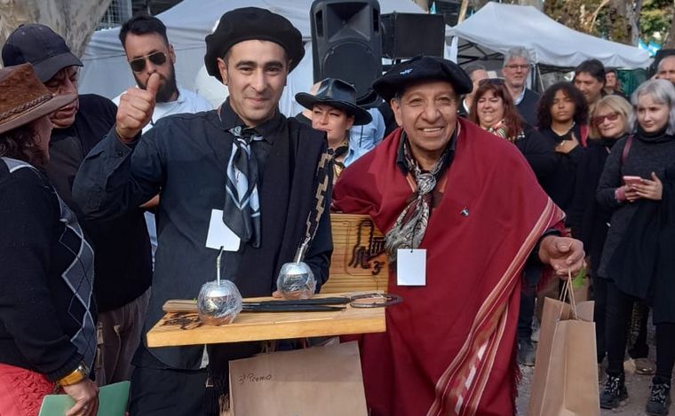 Los ganadores del concurso de asadores a la estaca en el Parque a la Bandera. 