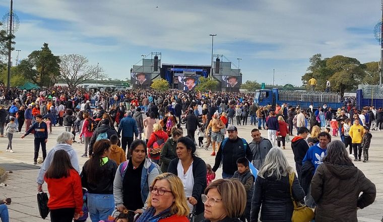 La fiesta popular por el Día de la Bandera se vive a pleno en el Monumento de Rosario