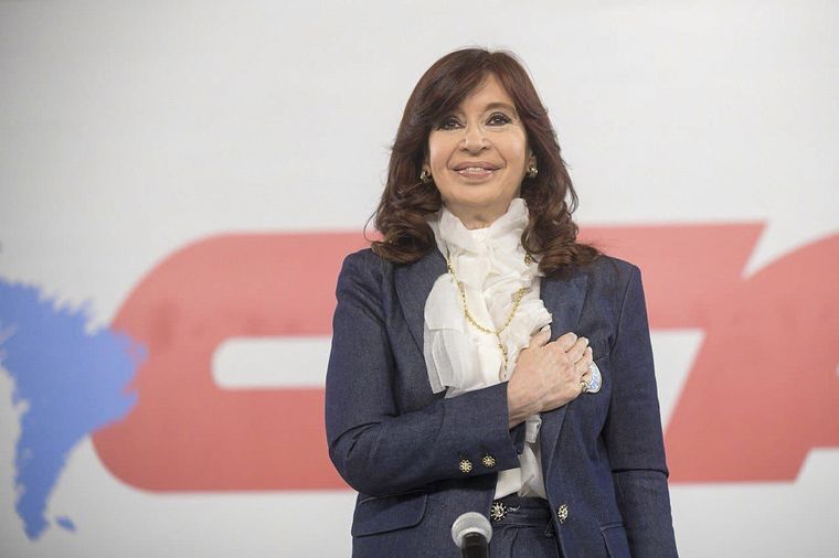 FOTO: Cristina Kirchner durante el acto por el Día de la Bandera en la CTA. 