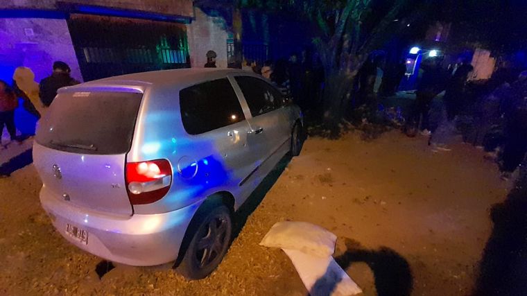 Un enfrentamiento a balazos entre dos autos dejó un saldo fatal. 