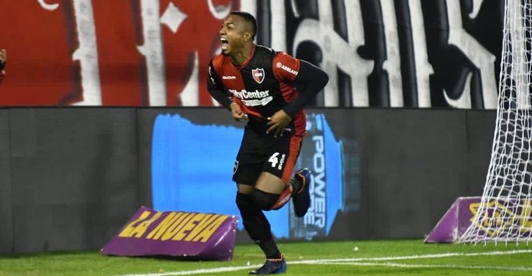 Willer Ditta celebra el 1 - 0 de Newell's ante Argentinos por la Liga Profesional.