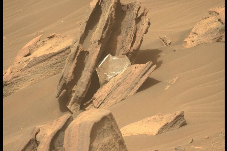 FOTO: La NASA encontró restos de nave espacial en Marte.