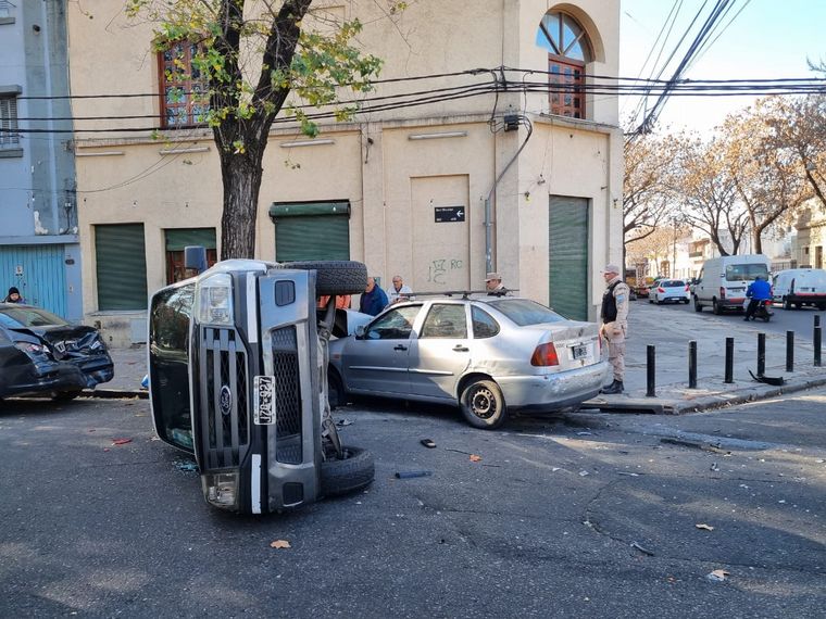 FOTO: La camioneta que originó el siniestro quedó volcada en el medio de la calle.