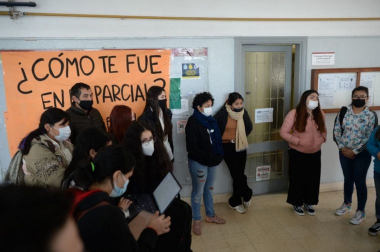 FOTO: Polémica: 800 alumnos que reprobaron un parcial de medicina