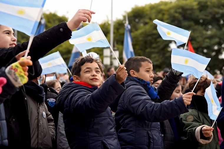 FOTO: Alumnos de Rosario y la región juraron lealtad a la Bandera en el Monumento. 