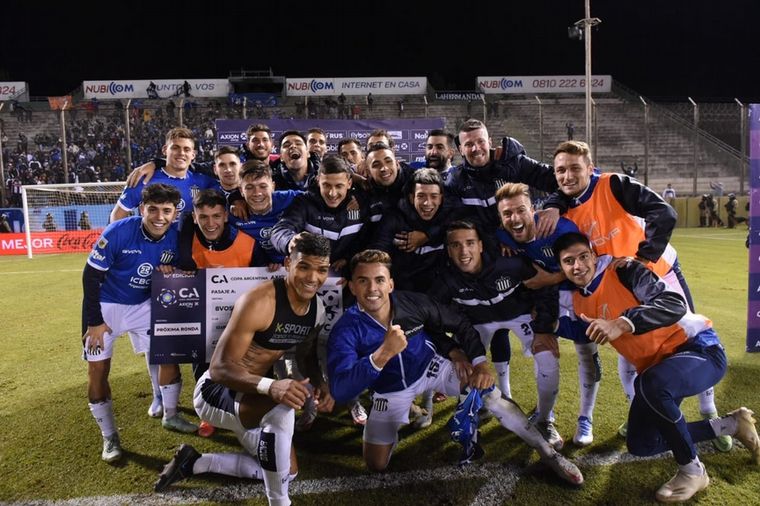 En un final dramático y con Aguerre como héroe, Talleres pasó a octavos.