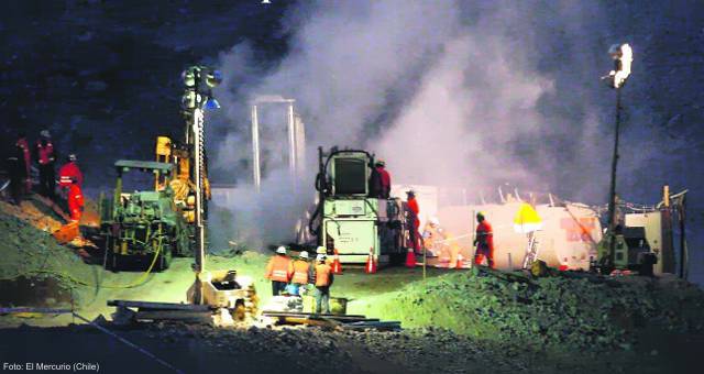 Anoche comenzaron los trabajos de rescate (Foto: El Mercurio, Chile)