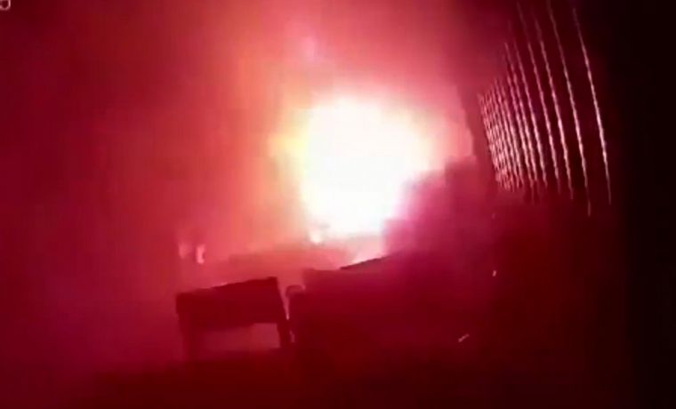 El momento en que un monopatín eléctrico explota.