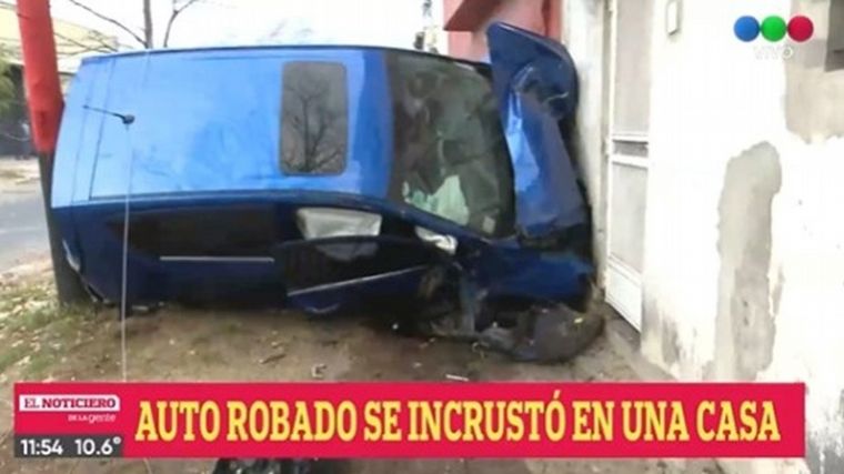 FOTO: El auto quedó incrustado en la vivienda (Imagen: Telefe Rosario).