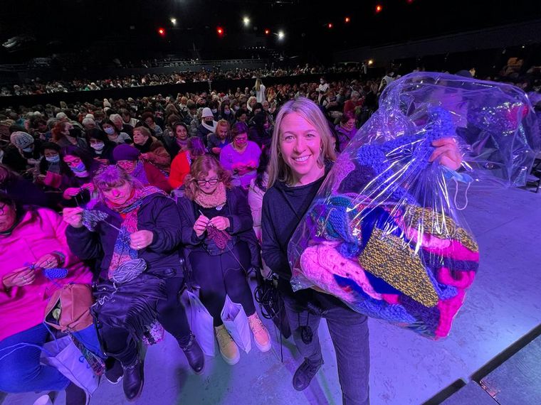 Miles de personas en el Quality tejiendo por un 